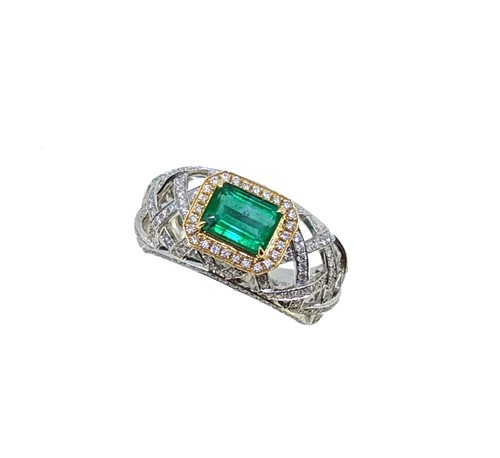 Lot 236 - A contemporary emerald and diamond ring