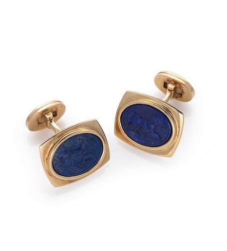 Lot 123 - A pair of 18ct gold lapis cufflinks