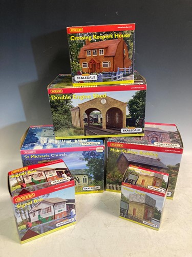 Lot 122 - Hornby OO gauge Skaledale models to include...