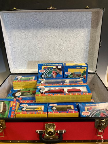 Lot 123 - Various Hornby OO gauge Thomas & Friends items...