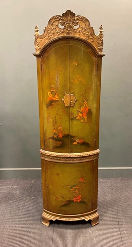Lot 476 - A George I style gilt and lacquered floor standing corner cabinet, 20th century