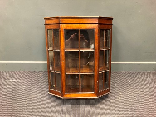 Lot 614 - An oak corner cabinet 115 x 72 x 40cm, a...