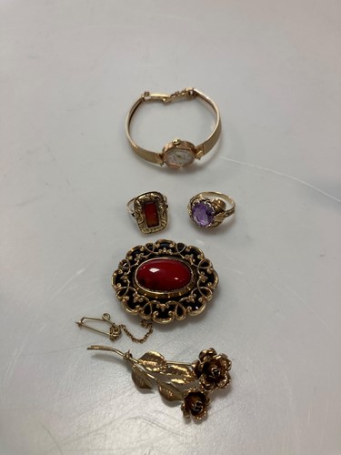 Lot 217 - A Victorian mourning brooch, teseted as 9ct...