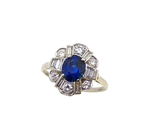 Lot 115 - An early 20th century sapphire & diamond cluster ring