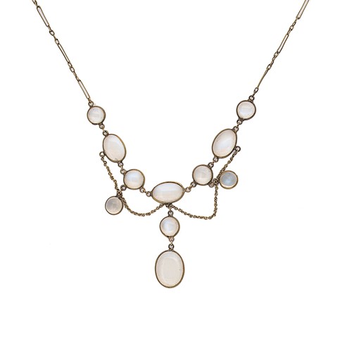 Lot 77 - An Edwardian moonstone necklace