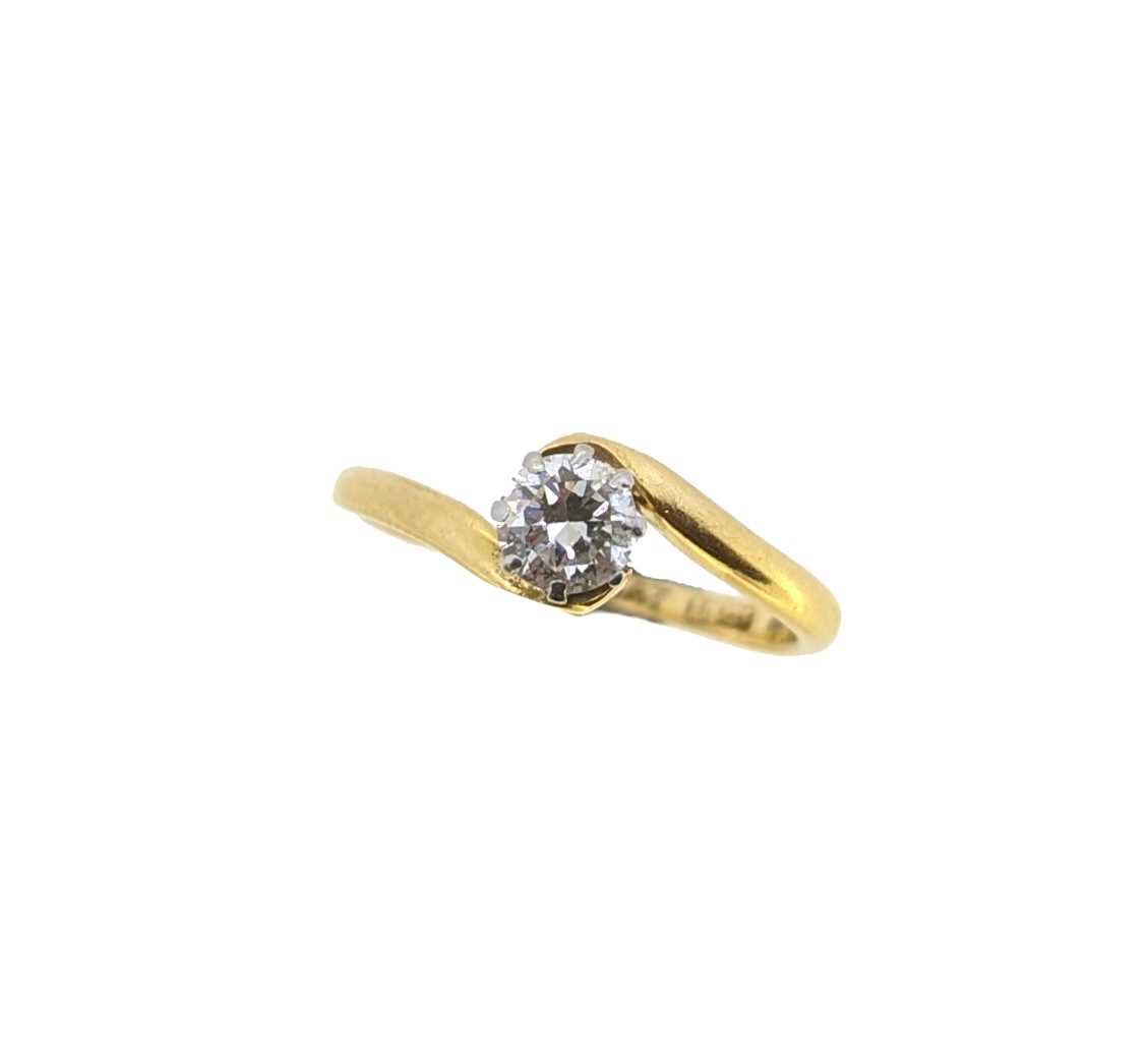 Lot 17 - A single stone diamond ring