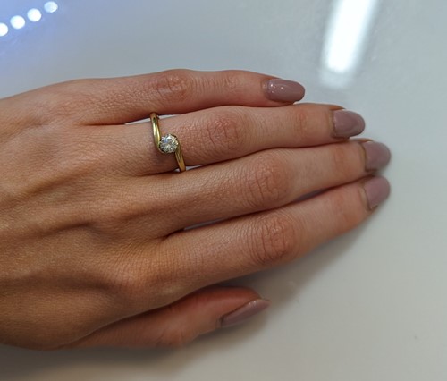 Lot 17 - A single stone diamond ring