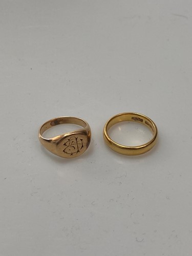 Lot 211 - A hallmarked 22ct gold wedding band weight...
