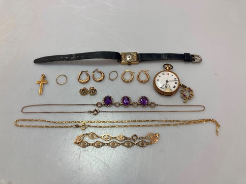 Lot 215 - A collection of jewellery and other sundry...