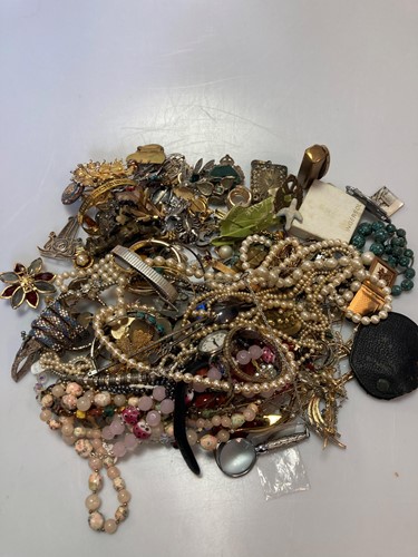 Lot 218 - A collection of costume jewellery