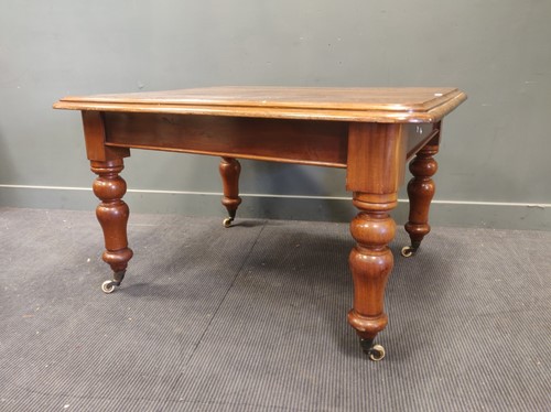 Lot 580 - A Victorian mahogany dining table 74 x 126 x...