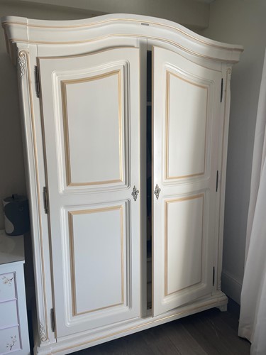 Lot 512 - A painted wardrobe and chest of drawers 93 x...