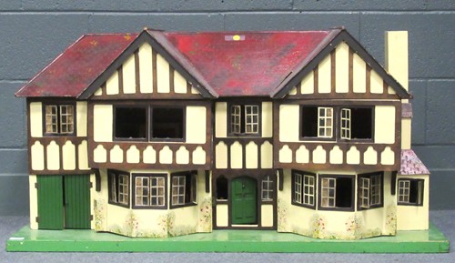 Lot 100 - An early 20th century wooden dolls house by...