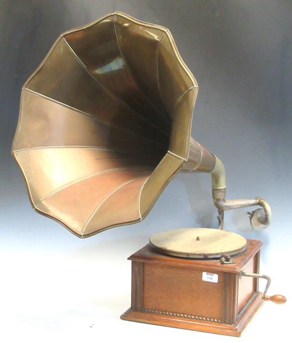 Lot 116 - An early 20th century Cinch Zonophone, in an...