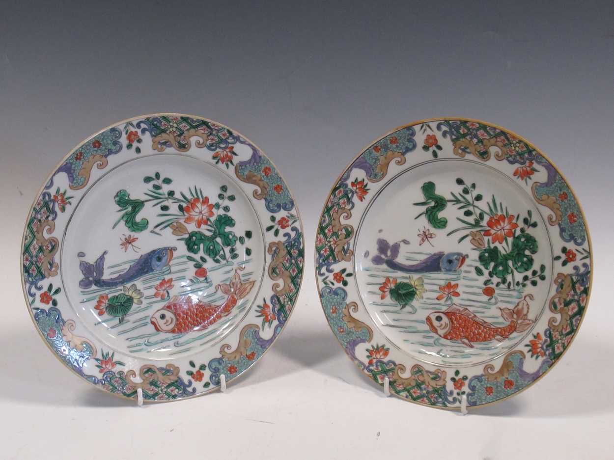Lot 7 - Two oriental-style dinner plates