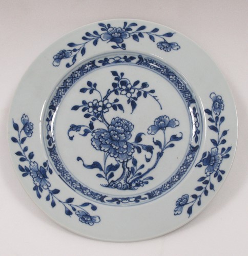 Lot 57 - A Nanking Cargo porcelain plate, 18th century,...