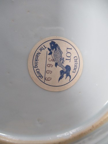 Lot 57 - A Nanking Cargo porcelain plate, 18th century,...