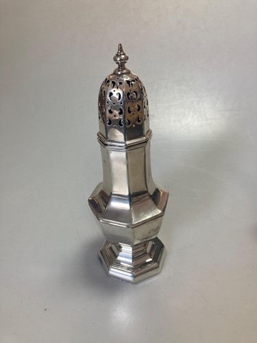 Lot 248 - A silver teapot and milk jug, together with a...