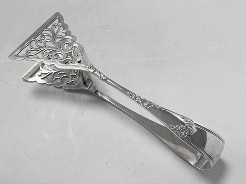 Lot 437 - A pair of George V silver sandwich tongs