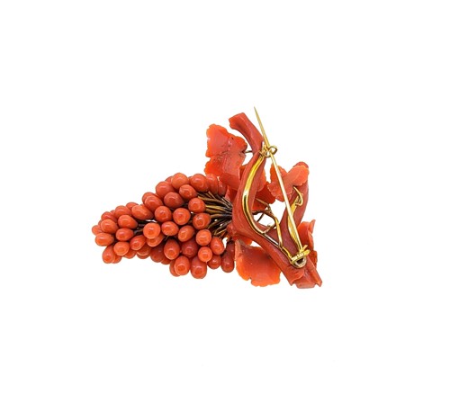 Lot 48 - A carved coral brooch