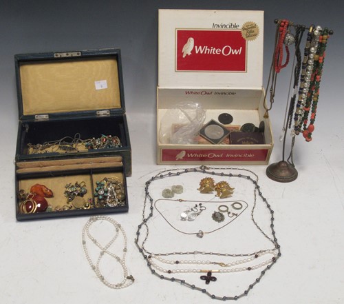 Lot 219 - A quantity of jewellery and a few coins