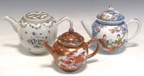 Lot 197 - An 18th century Chinese teapot and cover...