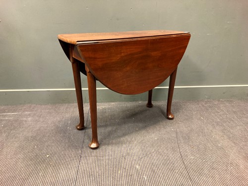 Lot 549 - A George III mahogany small drop flap supper...