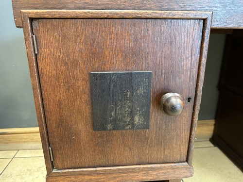 Lot 228 - An Art Deco oak desk