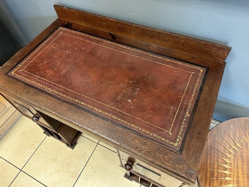 Lot 228 - An Art Deco oak desk