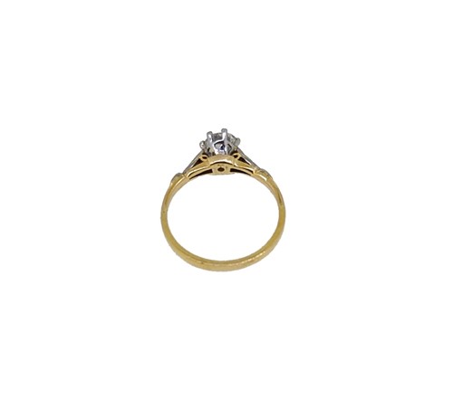 Lot 15 - A diamond single stone ring