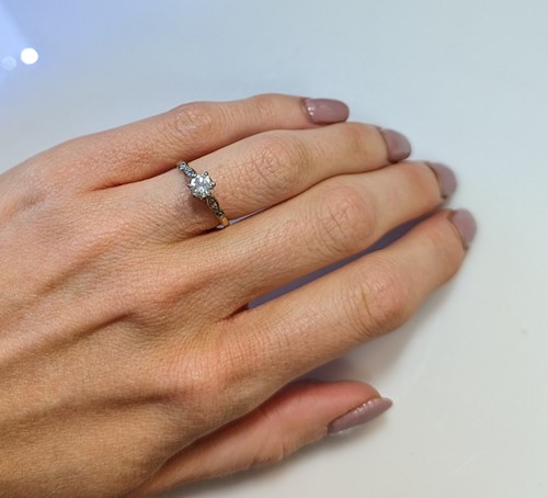 Lot 15 - A diamond single stone ring