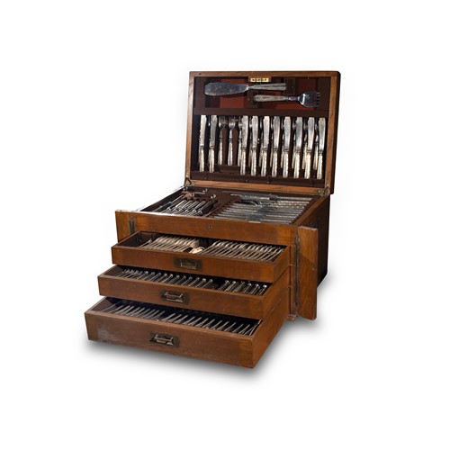 Lot 319 - A wooden canteen containing a 186-piece set of silver plated cutlery, flatware & accessories