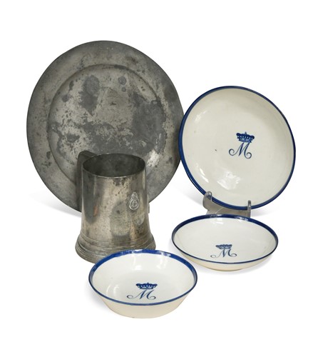 Lot 521 - A group of 18th century armorial porcelain dishes and saucers