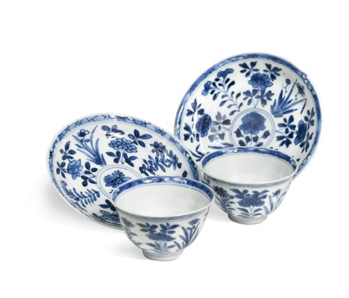 Lot 4 - A pair of Chinese blue and white tea bowls and saucers, Kangxi Period (1662-1722)