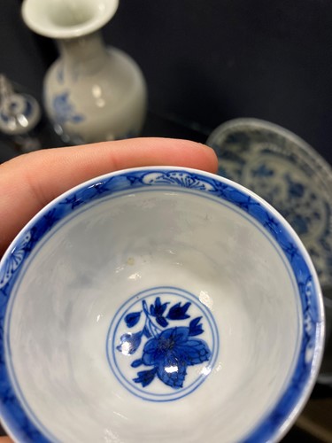 Lot 4 - A pair of Chinese blue and white tea bowls and saucers, Kangxi Period (1662-1722)