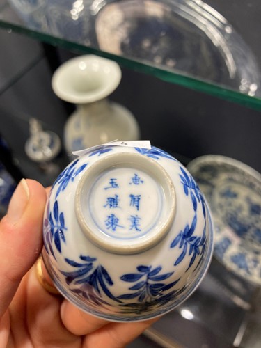 Lot 4 - A pair of Chinese blue and white tea bowls and saucers, Kangxi Period (1662-1722)