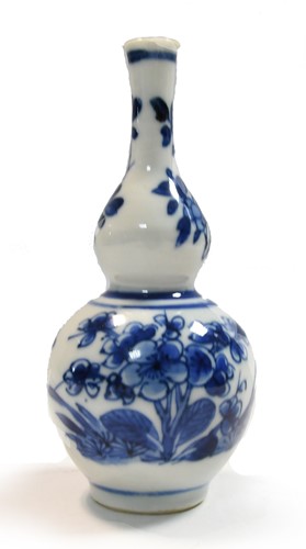 Lot 10 - A Chinese blue and white double gourd vase, Kangxi (1662-1722)