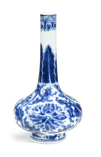 Lot 7 - A Chinese blue and white bottleneck vase,  Kangxi (1662-1722)