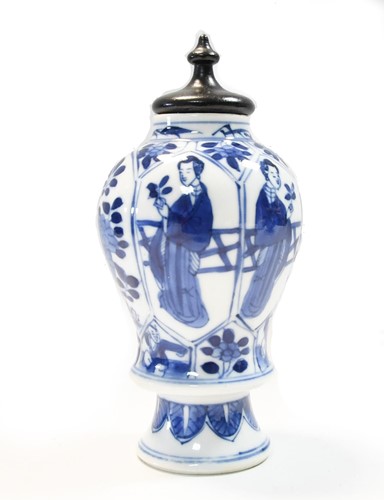 Lot 11 - A Chinese blue and white porcelain footed bottlevase, Kangxi (1662-1722)