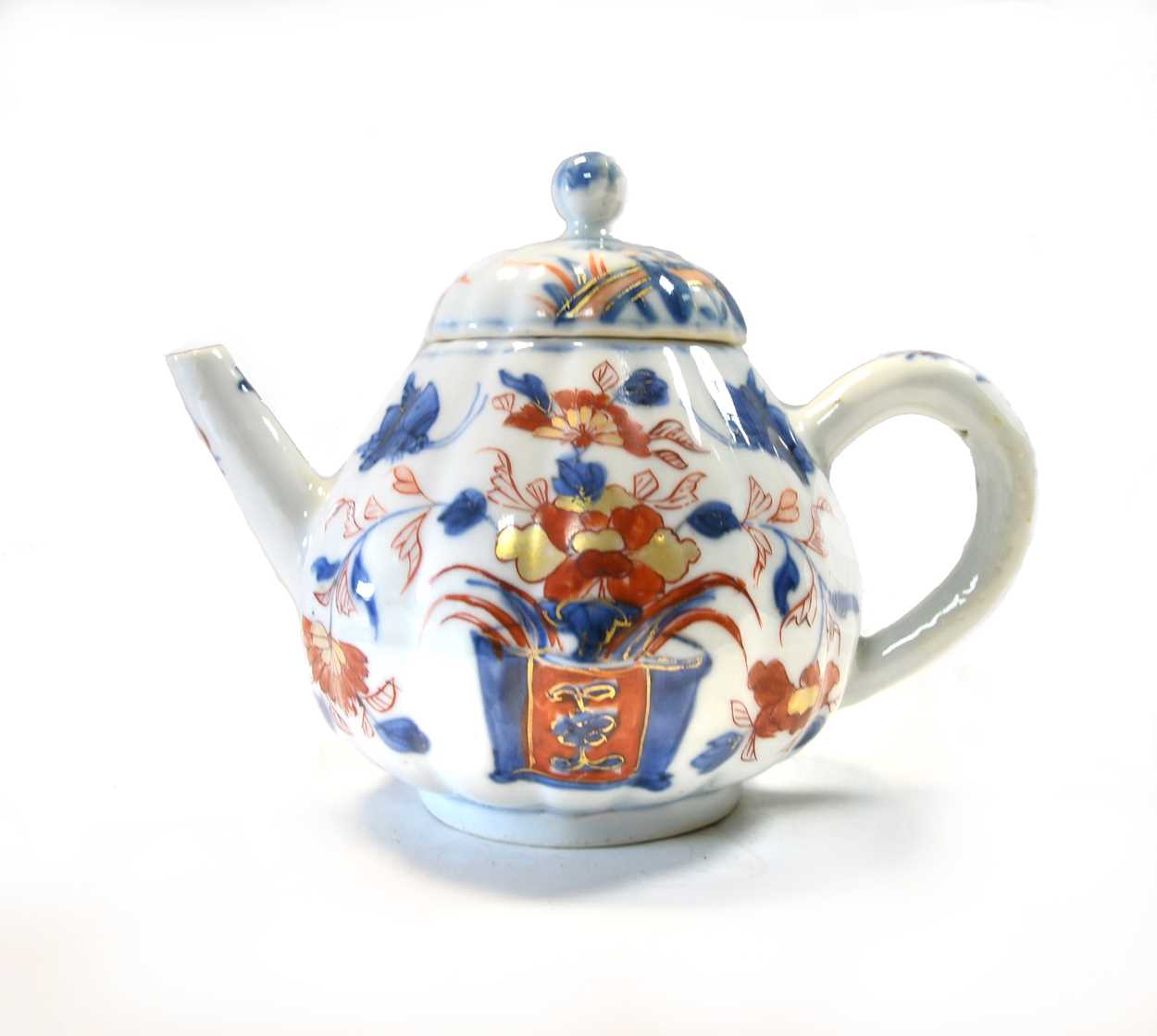 Lot 30 - A Chinese Imari teapot and cover, early 18th century