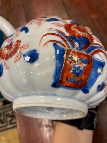 Lot 30 - A Chinese Imari teapot and cover, early 18th century