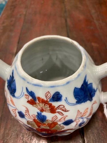 Lot 30 - A Chinese Imari teapot and cover, early 18th century