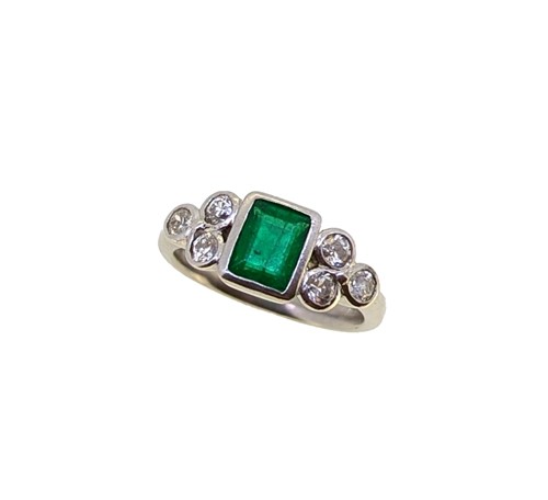 Lot 136 - An emerald and diamond ring