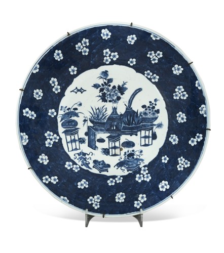 Lot 22 - A Chinese blue and white porcelain charger, Qing Dynasty, 19th century