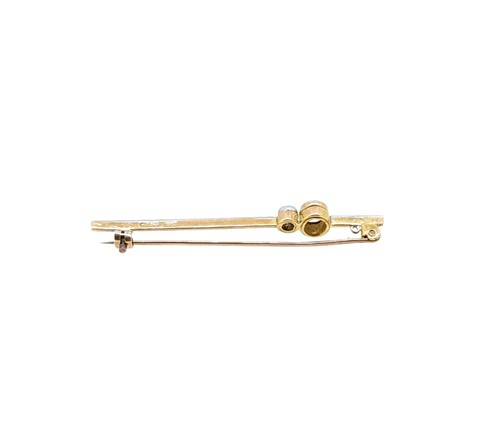 Lot 14 - A diamond set bar brooch