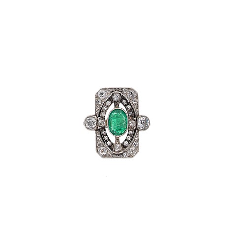 Lot 149 - An emerald and diamond panel ring