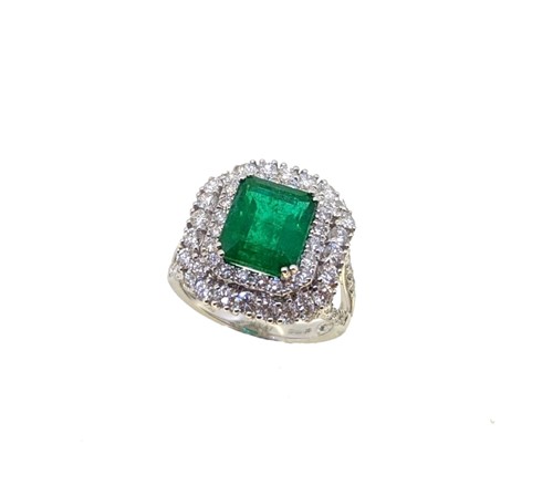Lot 148 - An emerald and diamond cocktail ring