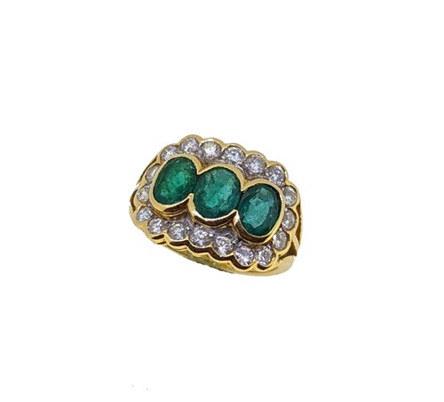 Lot 135 - An emerald and diamond cluster ring