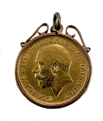 Lot 280 - A George V sovereign in a pendant mount