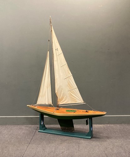 Lot 133 - A large pond yacht, late 19th/early 20th...